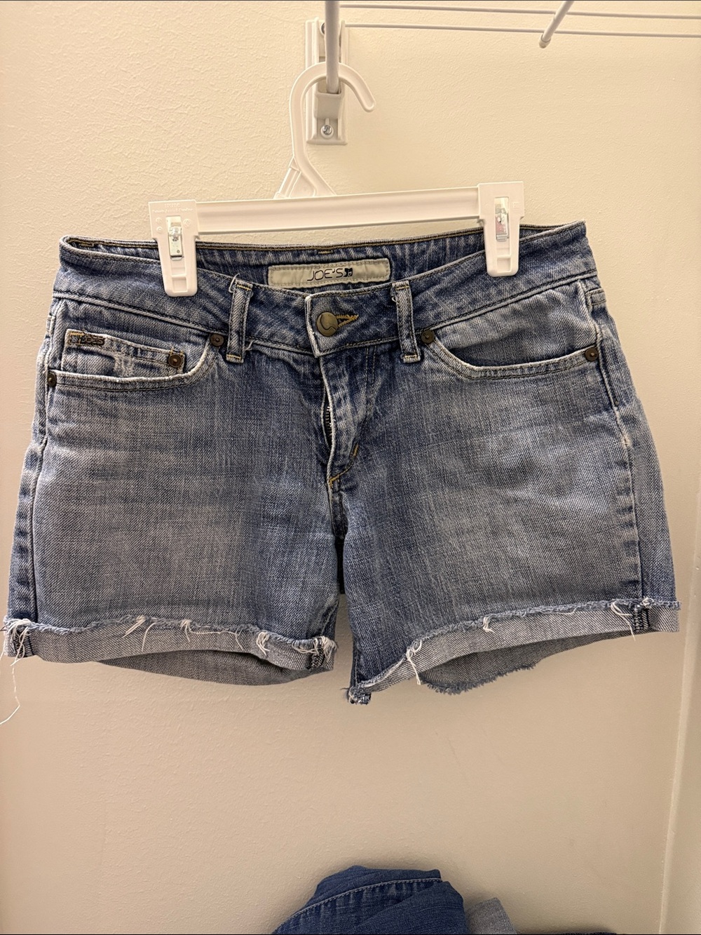 Joe's Jeans Women’s Cuffed Raw Hem Denim Shorts Light Wash Size 28